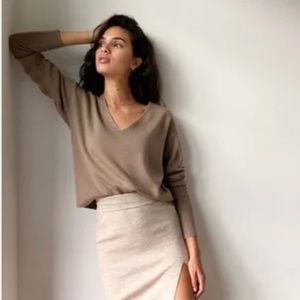 Aritzia Wilfred Knit Sweater Cyprie V-Neck 100% Merino wool Taupe Tan Size L